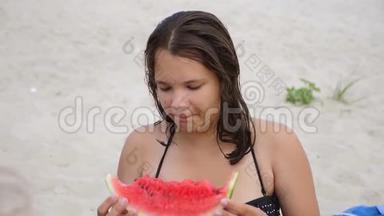 孩子们在海滩上吃西瓜。 少女粉刺吃西瓜慢动作视频。 生活方式
